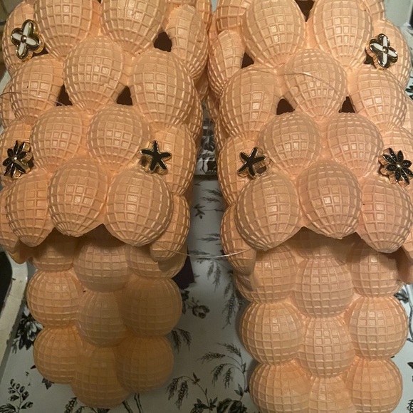 Original peach color bubble slides no scraps on these are new with  a women’s - Picture 4 of 4